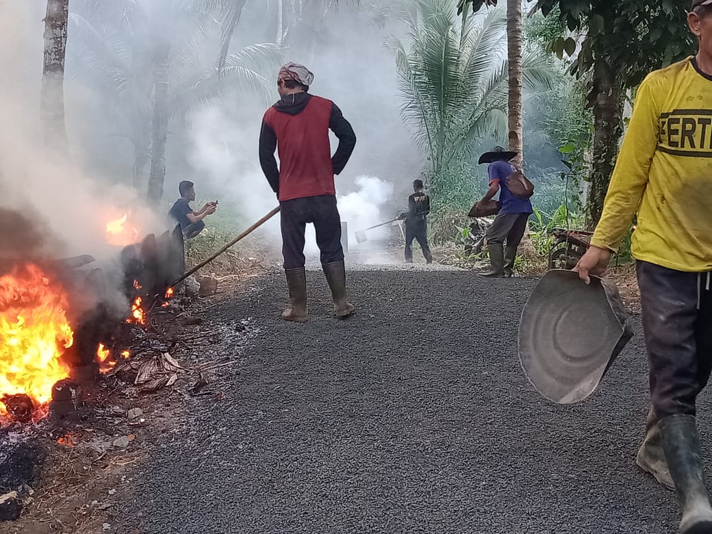 KEGIATAN PENGASPALAN JALAN DESA