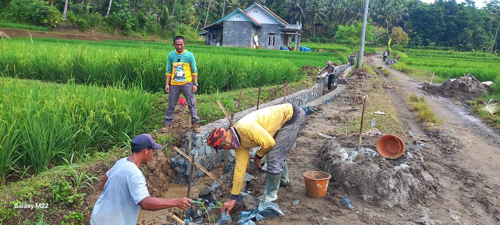 PEMBANGUNAN SALURAN IRIGASI